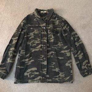 Camo denim jacket
Size small
